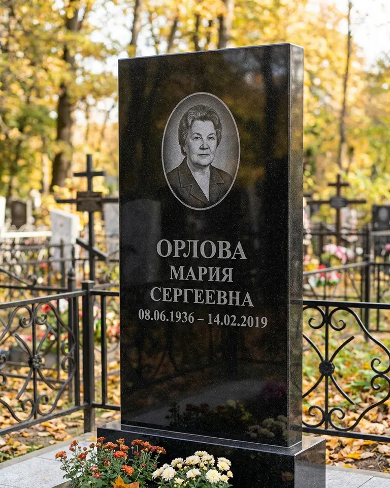 Вертикальный серый гранитный памятник под ключ, осень в Кемерово