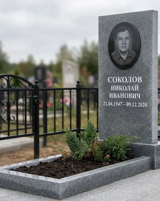 Чёрный памятник под ключ на гранитном цоколе в Кемерово