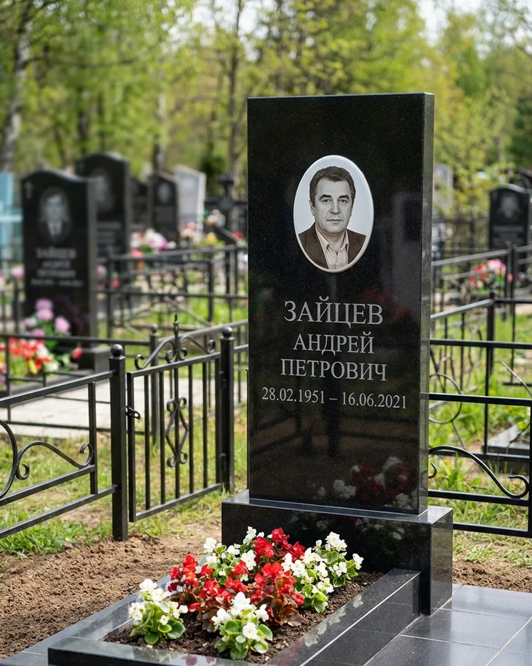 Памятник под ключ с гранитной вазой и цветами в Кемерово