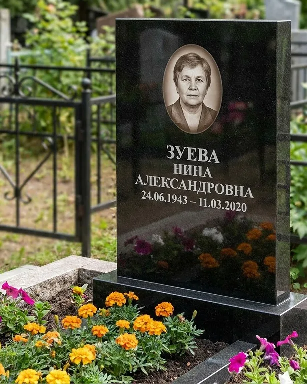 Горизонтальный чёрный гранитный памятник под ключ в Кемерово