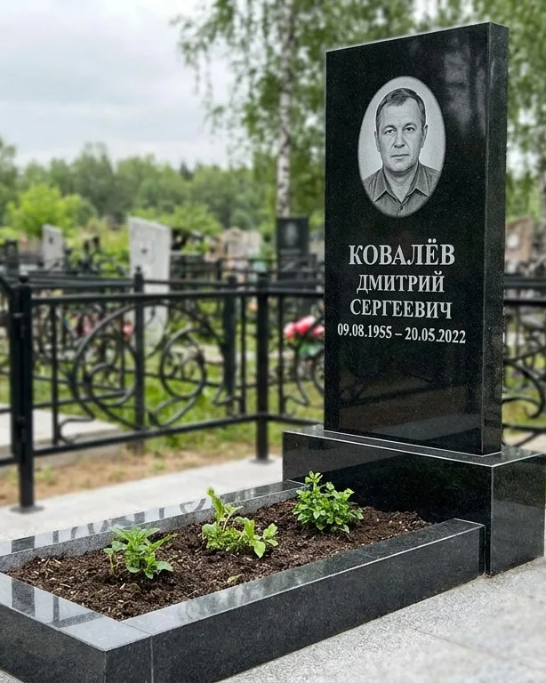 Горизонтальный серый памятник под ключ, осень в Кемерово