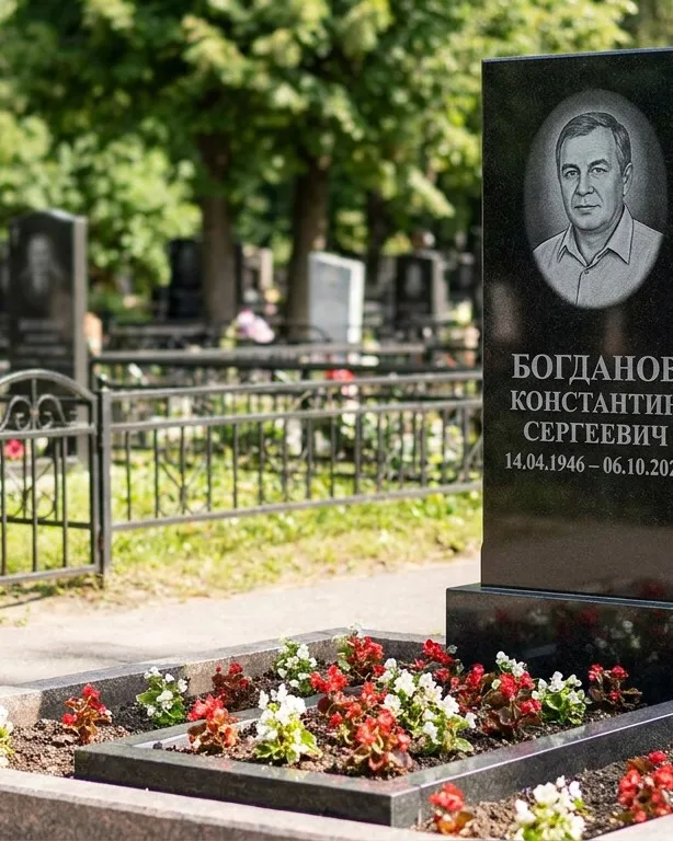 Низкий горизонтальный памятник под ключ с цветником в Кемерово