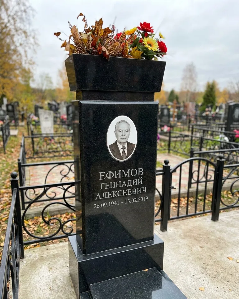 Двойной семейный памятник под ключ с портретами в Кемерово