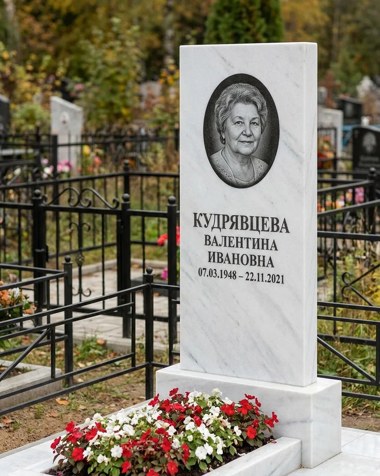 Двойной памятник под ключ с цоколем и плиткой в Кемерово