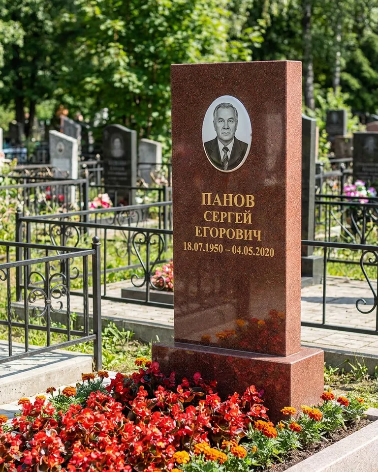 Двойной серый памятник под ключ с вазой в Кемерово