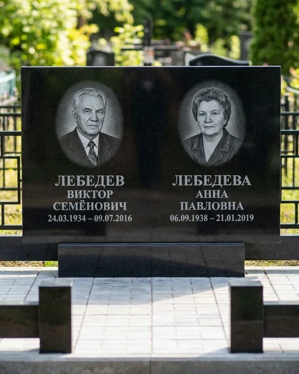 Памятник под ключ из красного гранита в Кемерово