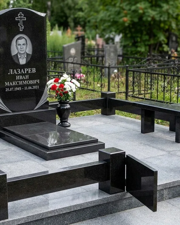 Памятник под ключ зимой с венком в Кемерово