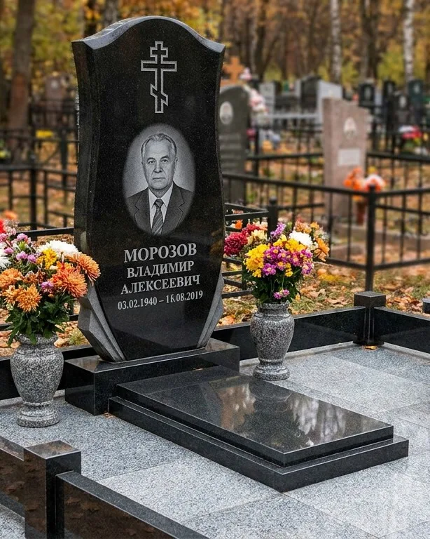 Памятник под ключ со скамьёй и мощением в Кемерово