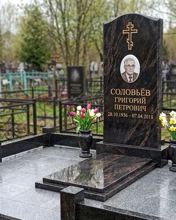 Памятник под ключ с гранитным цоколем и вазой, осень в Кемерово