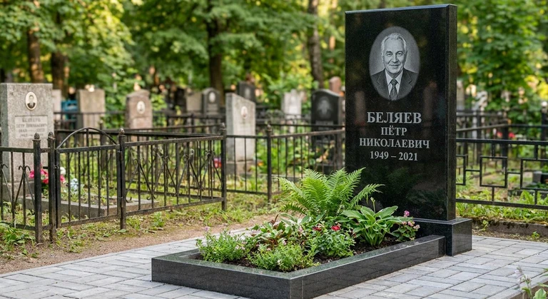 Памятник под ключ в Кемерово — гранитная стела с цветником и благоустройством, установлен под ключ