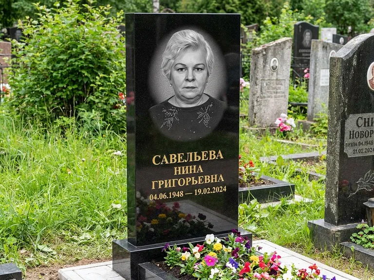 Портрет на памятнике в Кемерово — Паспортное фото восстановили и награвировали на чёрной стеле