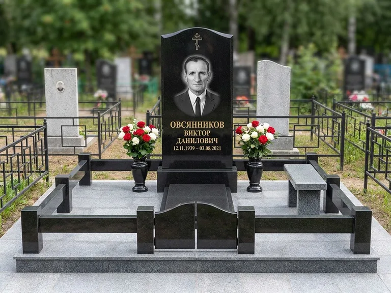 Портрет на памятнике в Кемерово — Старый снимок → гравировка на премиум-комплексе с плиткой и оградой