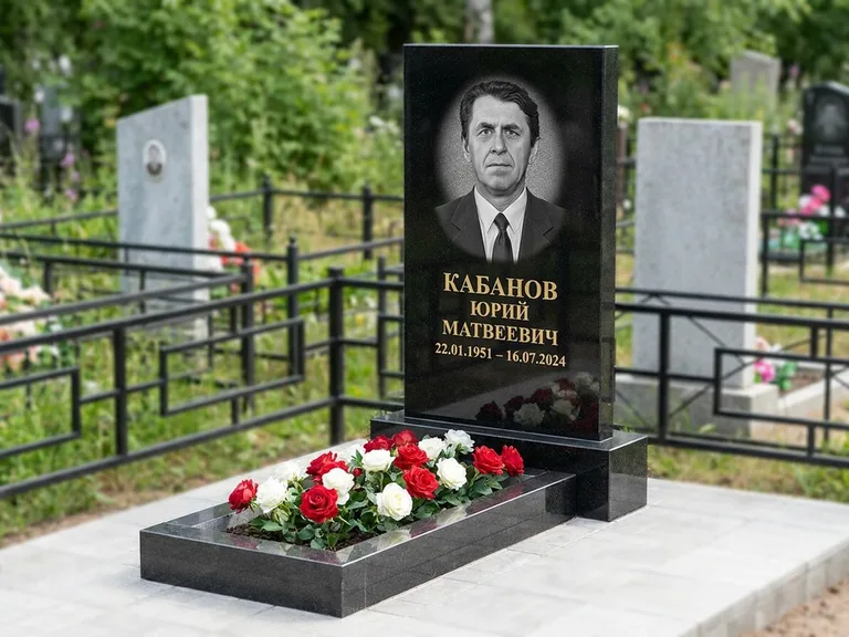 Портрет на памятнике в Кемерово — Старый снимок → гравировка на вертикальной стеле