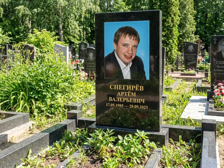 Портрет на памятнике в Кемерово — Цветное фото → прямоугольная фотокерамика на чёрном граните