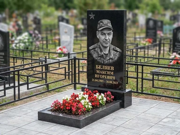 Портрет на памятнике в Кемерово — Военное фото → цветная фотокерамика, гравированная звезда