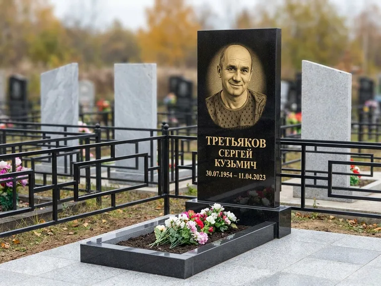Портрет на памятнике в Кемерово — Восстановленный портрет → гравировка на вертикальной стеле