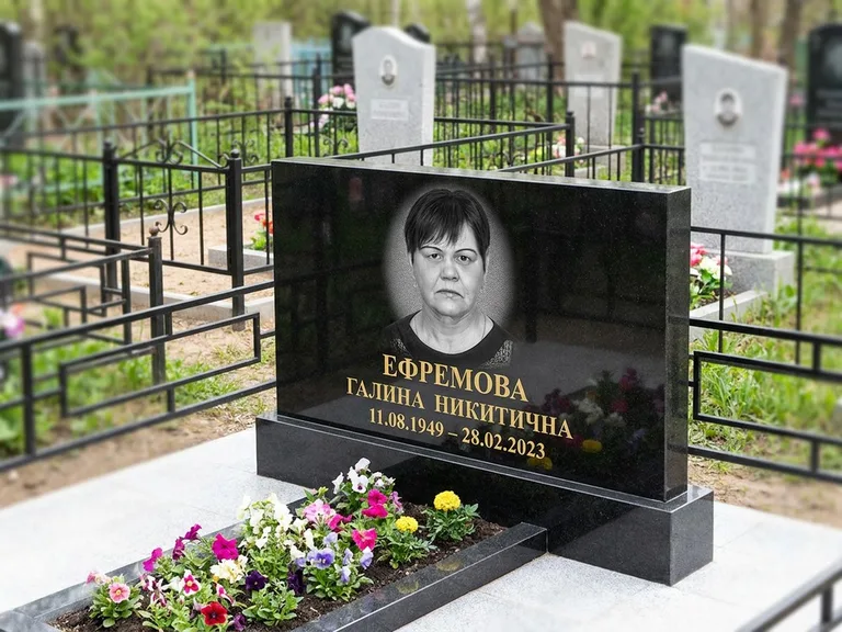 Портрет на памятнике в Кемерово — Ч/б портрет → гравировка на горизонтальном памятнике