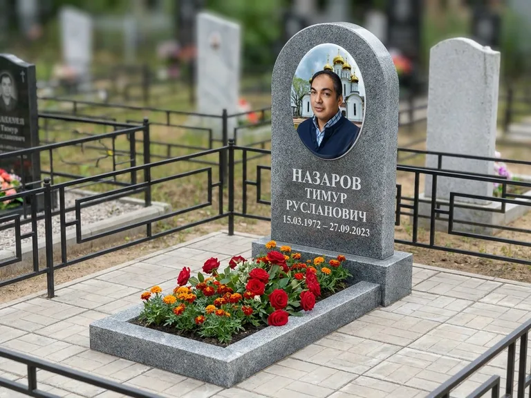 Портрет на памятнике в Кемерово — Цветной портрет → фотокерамика-овал на сером граните, буквы белые