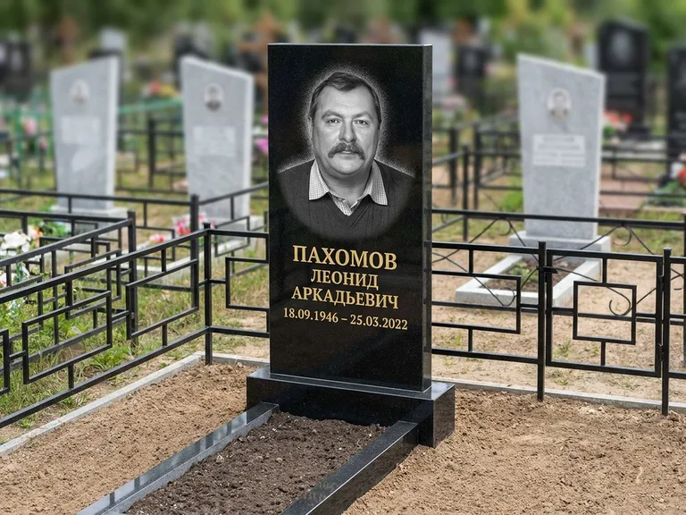 Портрет на памятнике в Кемерово — Маленькое фото → гравировка на простом бюджетном памятнике