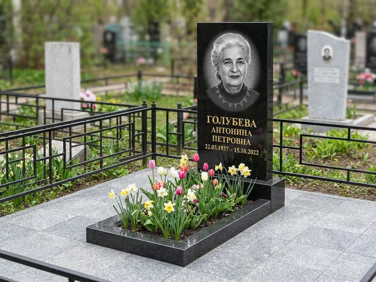 Портрет на памятнике в Кемерово — Выцветший скан восстановили и награвировали на стеле