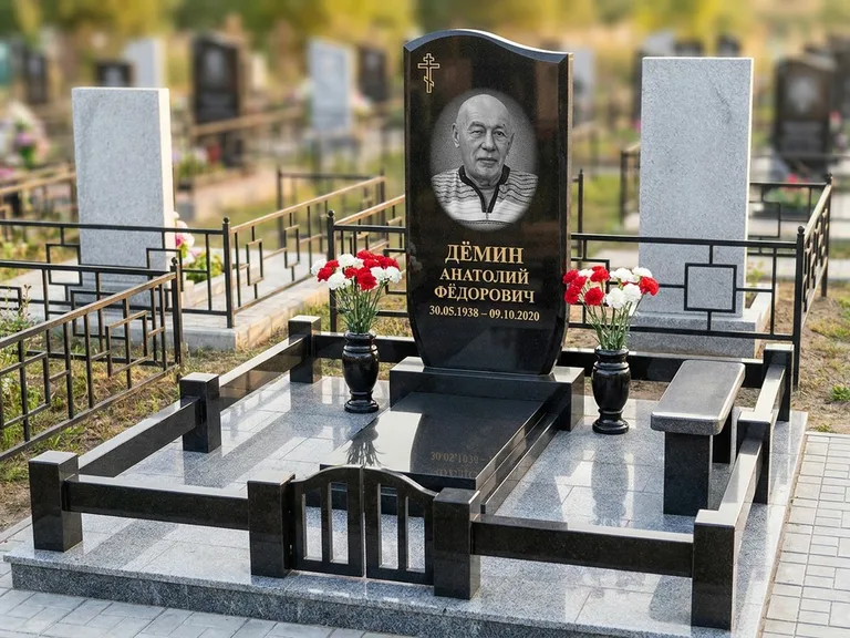 Портрет на памятнике в Кемерово — Реставрация → гравировка на премиум-комплексе