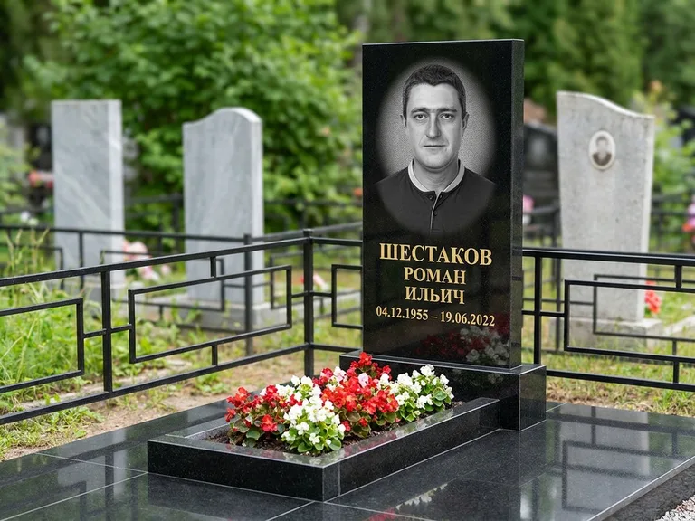 Портрет на памятнике в Кемерово — Ч/б портрет → гравировка на стеле