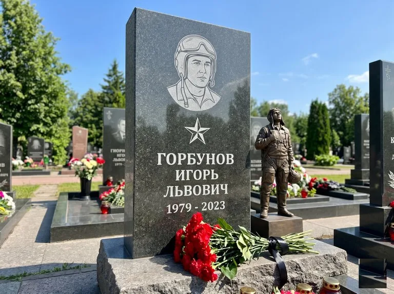 Гранитная фигура лётчика на памятнике военному со звездой в Кемерово