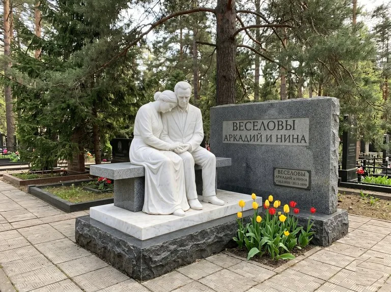 Мраморная скорбящая пара на эксклюзивном мемориале в Кемерово