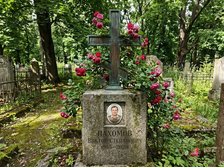 Бронзовый крест с розами на гранитной плите в Кемерово