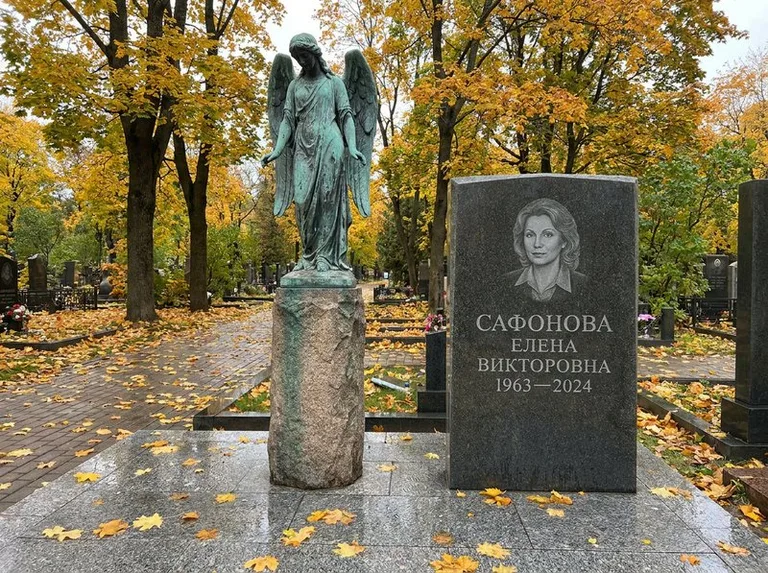 Бронзовый ангел на колонне рядом с памятником в Кемерово