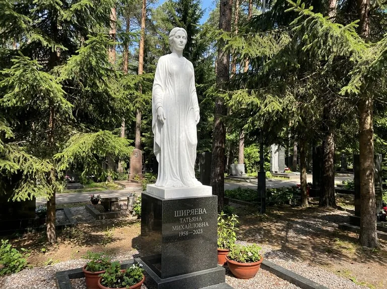 Ростовая женская фигура с портретным сходством на мемориале в Кемерово