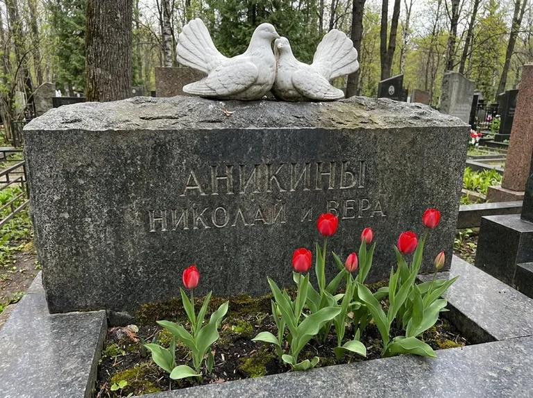 Пара голубей из литьевого мрамора на гранитной плите в Кемерово