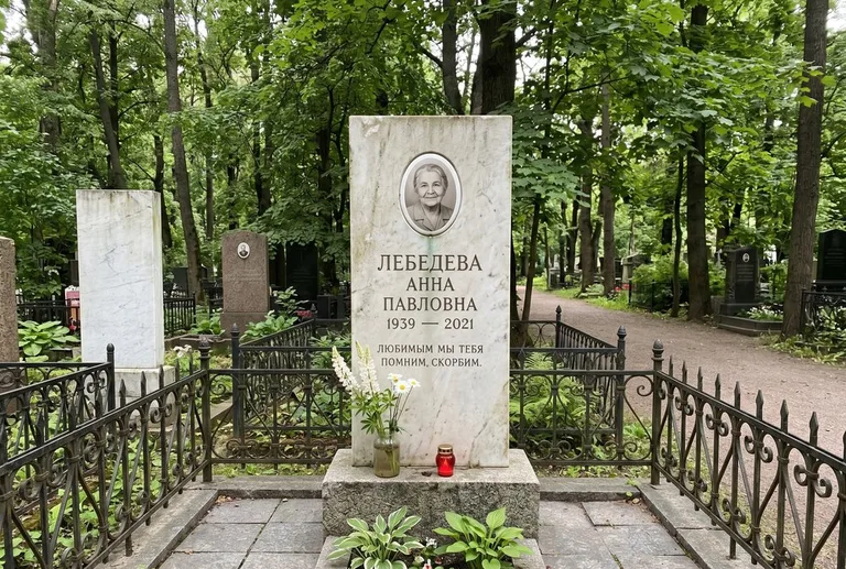 Уборка могилы до и после осенью — городское кладбище в Кемерово