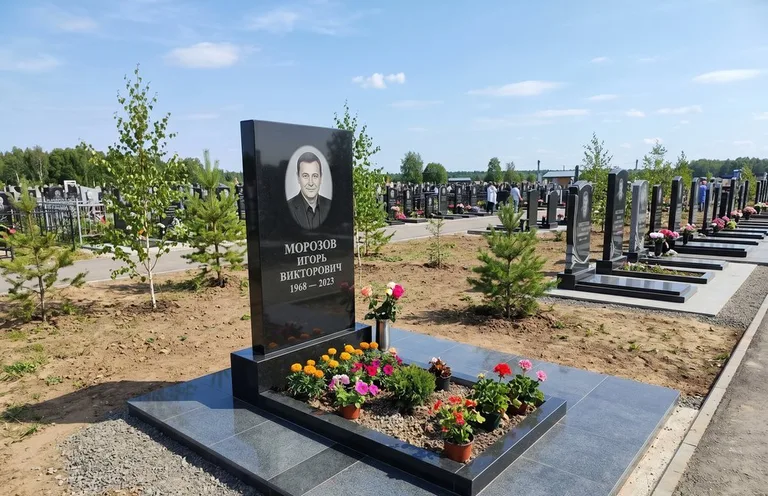 Уборка могилы со скамьёй до и после в Кемерово