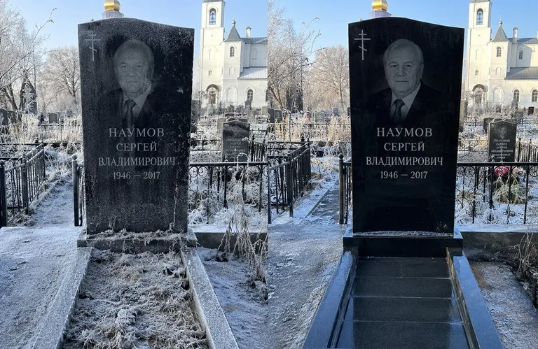 Диптих №18: могила с деревянным крестом и низкой оградкой — выполота трава в Кемерово