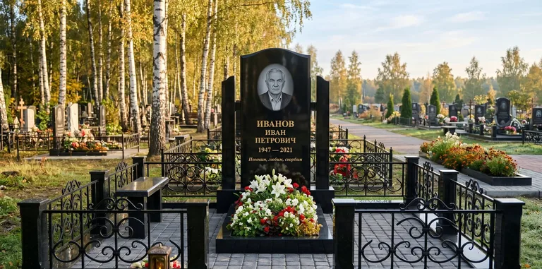 Мемориальный комплекс с цветником и оградой в Кемерово