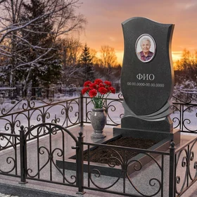 Памятник из тёмного базальта в форме монолитной глыбы