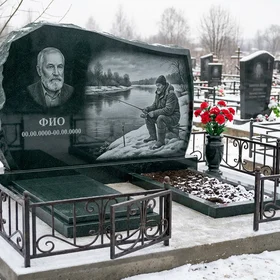 Гранитный памятник рыбаку в виде скалы с речным сюжетом