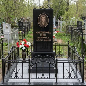 Мемориал из чёрного гранита с коваными элементами