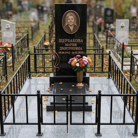Памятник с бронзовыми буквами и гранитной стелой