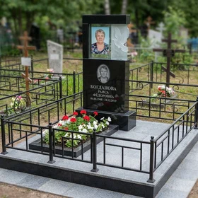 Элегантный гранитный памятник с прозрачной вставкой