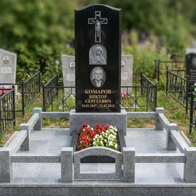 Католический памятник с латинским крестом из комбинированного гранита