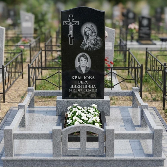 Оригинальный католический памятник из комбинированного гранита