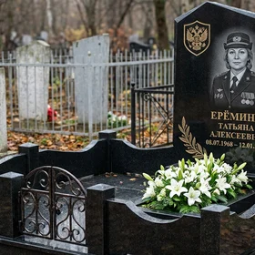 Памятник женщине-полицейскому с эмблемой МВД