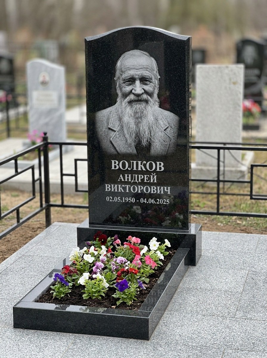 Портрет на памятнике в Кемерово — Старый снимок восстановили, портрет по грудь — гравировка